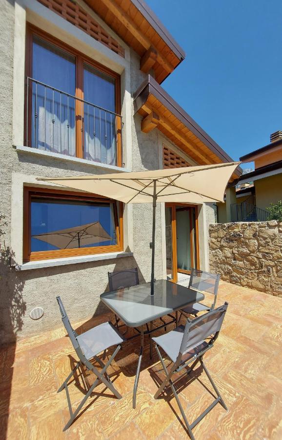 Our Happy Place - Casa Vacanze Per Il Viaggiatore Slow マンデッロ・デル・ラーリオ エクステリア 写真